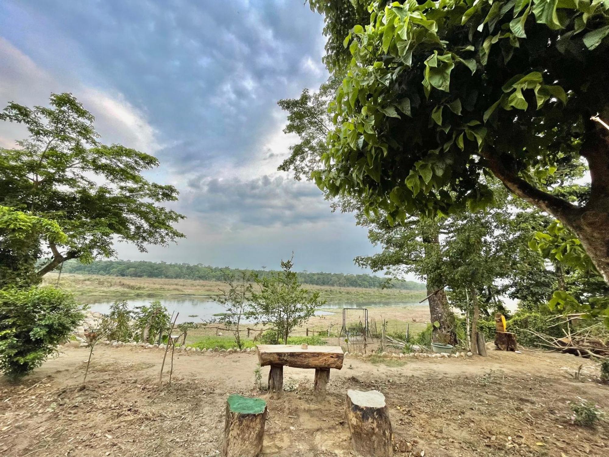 Bamby Chilling House - Feel The Nature Sauraha Luaran gambar