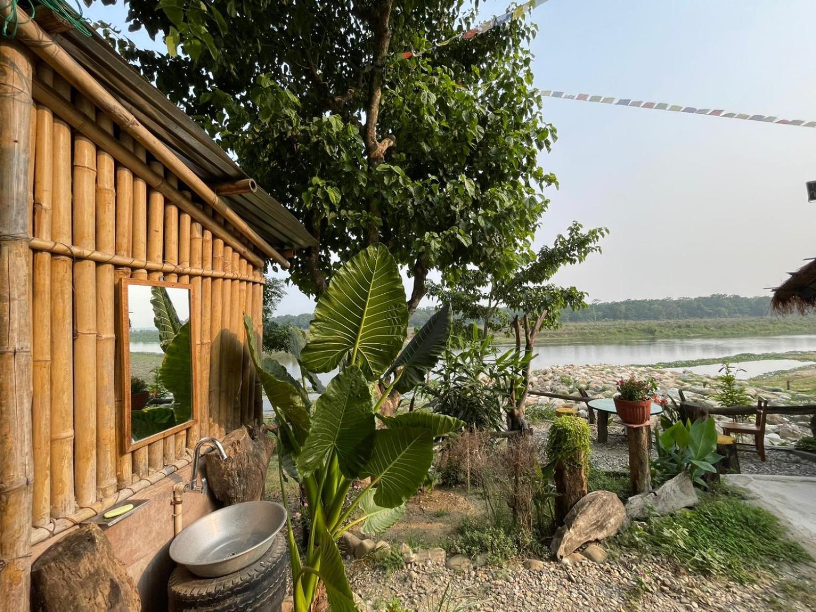 Bamby Chilling House - Feel The Nature Sauraha Luaran gambar
