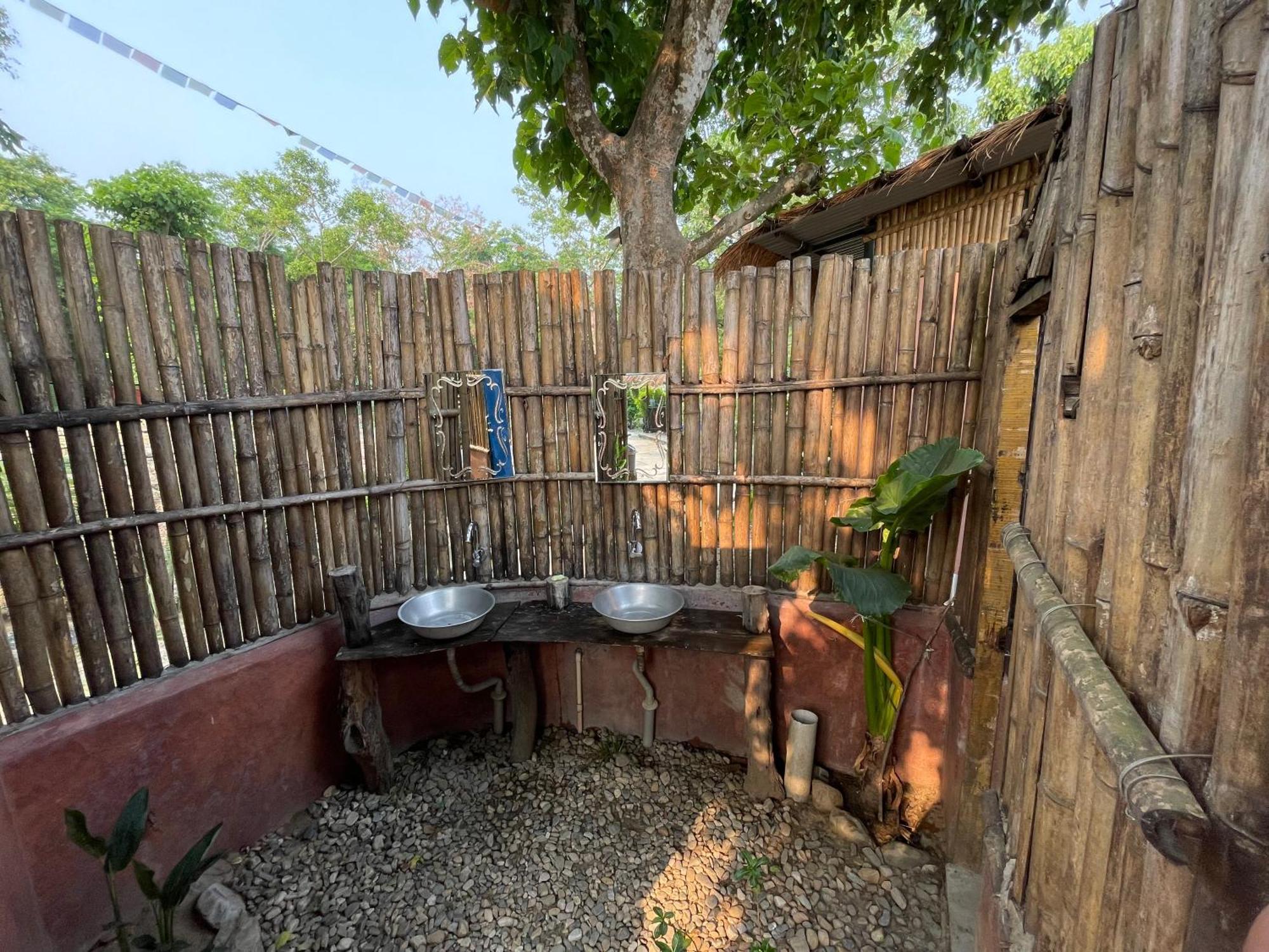 Bamby Chilling House - Feel The Nature Sauraha Luaran gambar