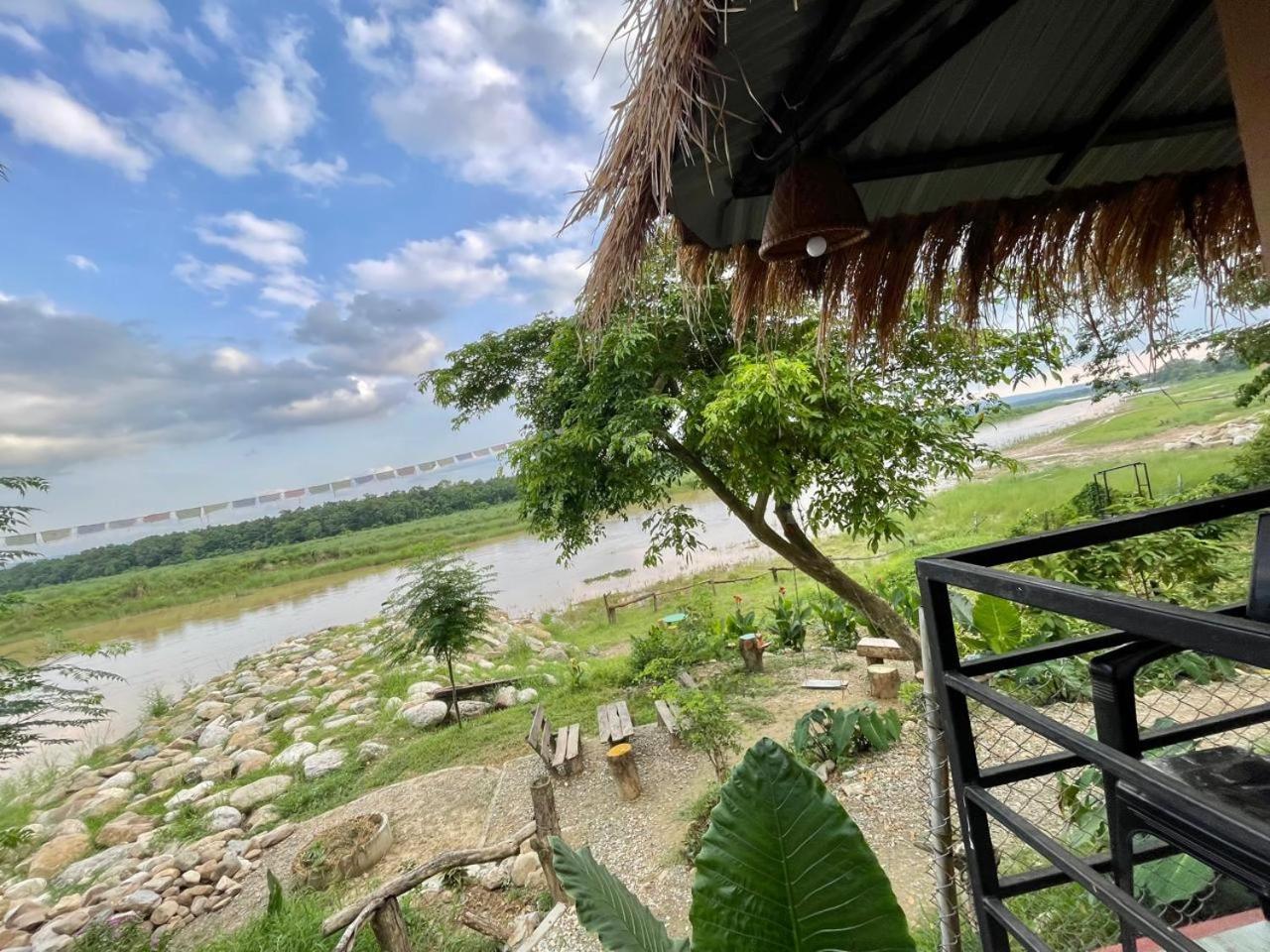 Bamby Chilling House - Feel The Nature Sauraha Luaran gambar