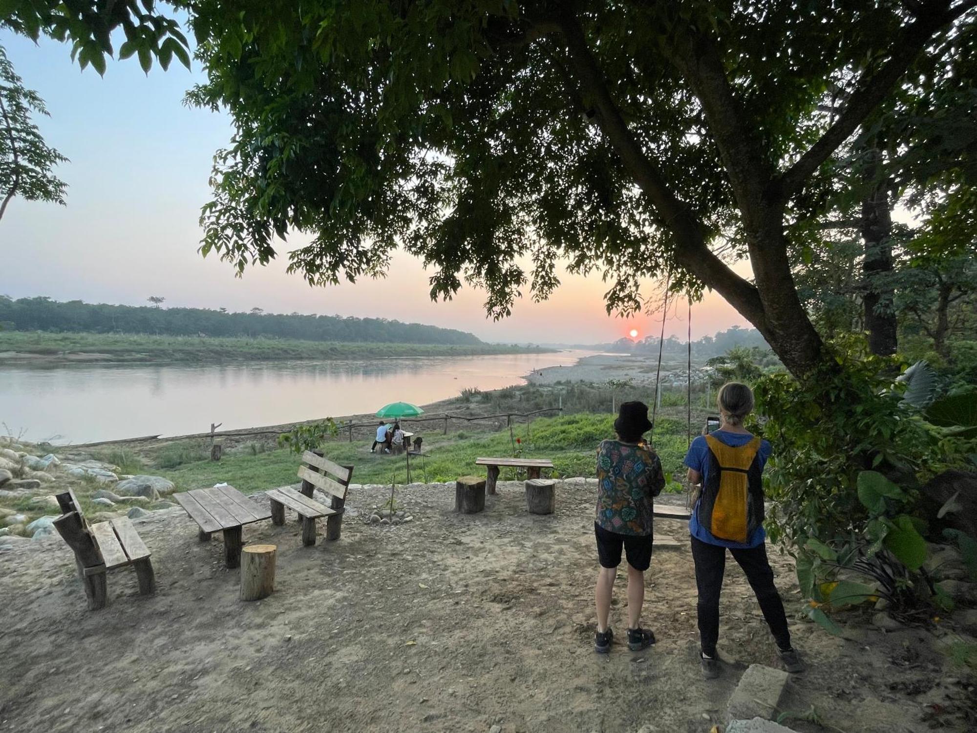 Bamby Chilling House - Feel The Nature Sauraha Luaran gambar