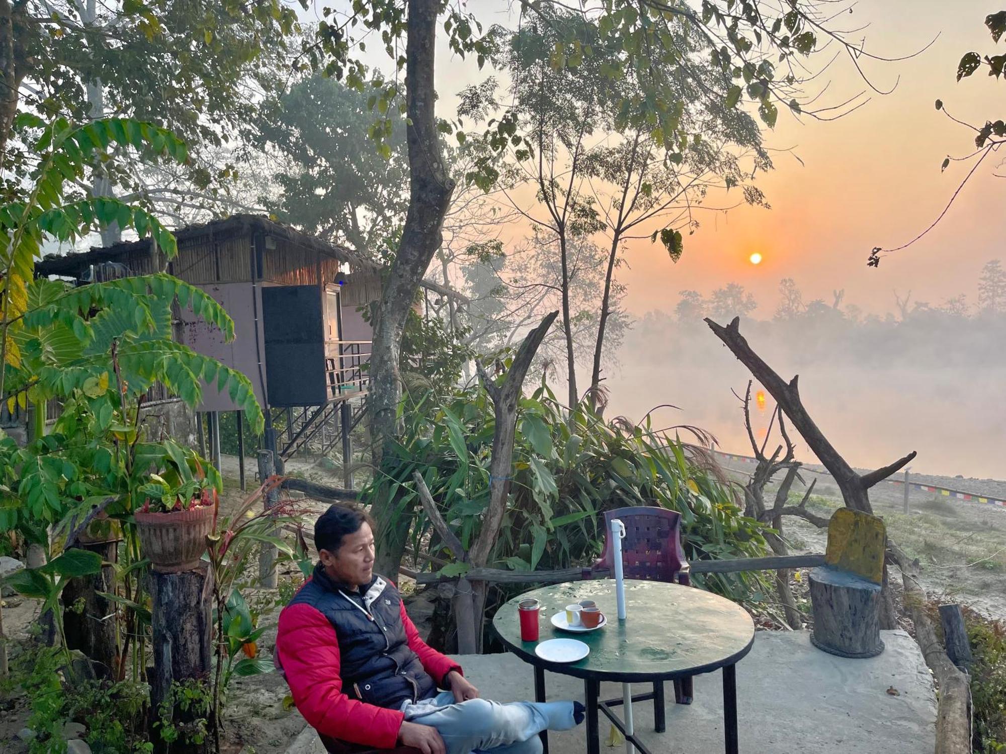 Bamby Chilling House - Feel The Nature Sauraha Luaran gambar