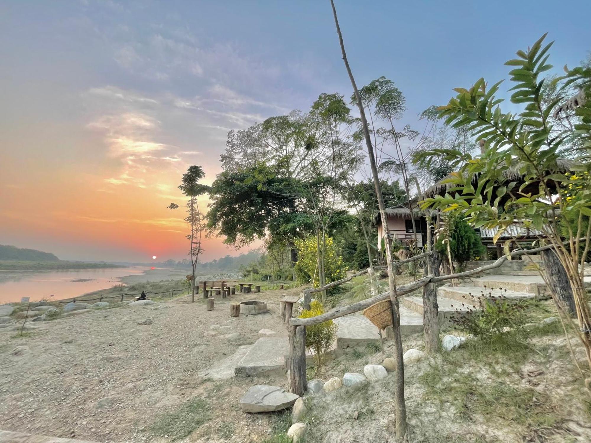 Bamby Chilling House - Feel The Nature Sauraha Luaran gambar
