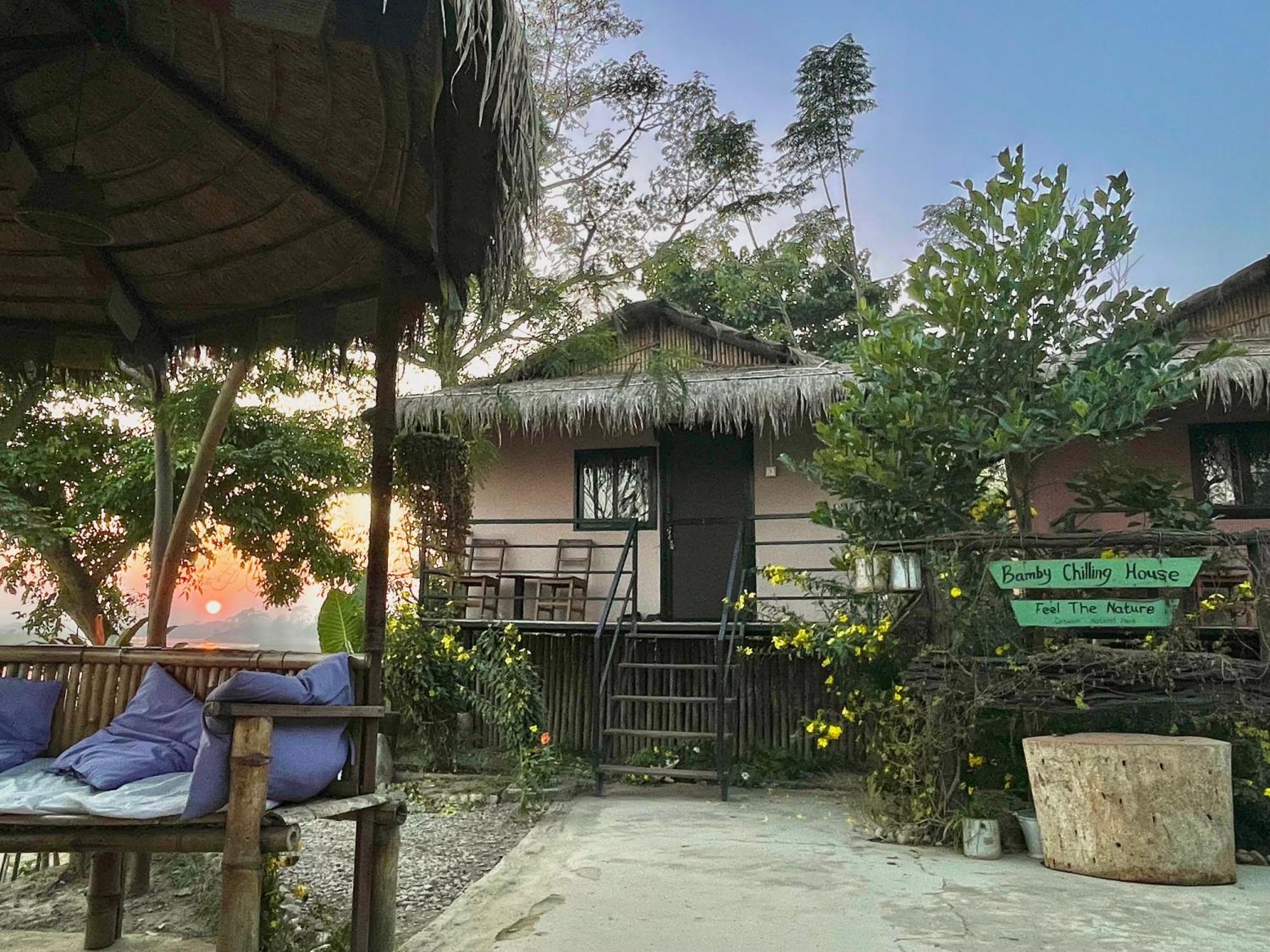Bamby Chilling House - Feel The Nature Sauraha Luaran gambar